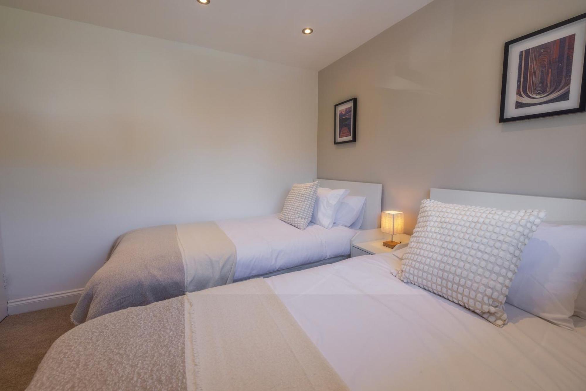 The Secret Garden - West Sussex Villa Crawley  Ngoại thất bức ảnh